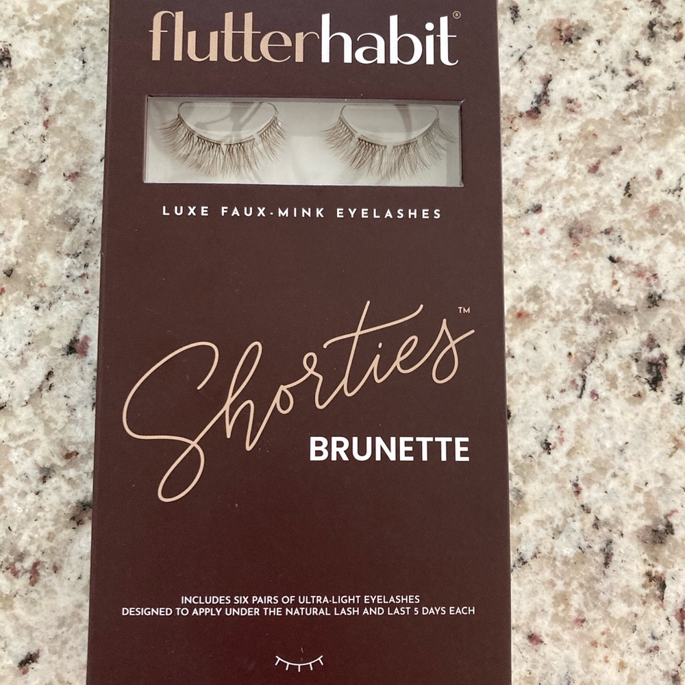 Flutterhabit brunette shorties